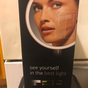 Brand new in a Box mirror 🪞 cordless Wi-Fi